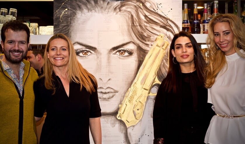 Vlnr: Varol Porsemay (eigenaar Hollywood Produksiyon), kunstenares Thea van Dijk, Tonia Sotiropoulou, Carolien ter Linden
Foto: Stip Fotografie