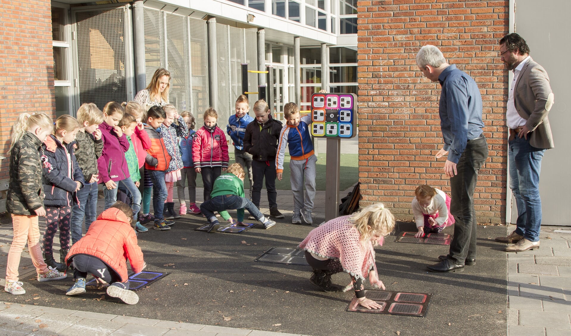 Kinderen blij met nieuw interactief buitenspel