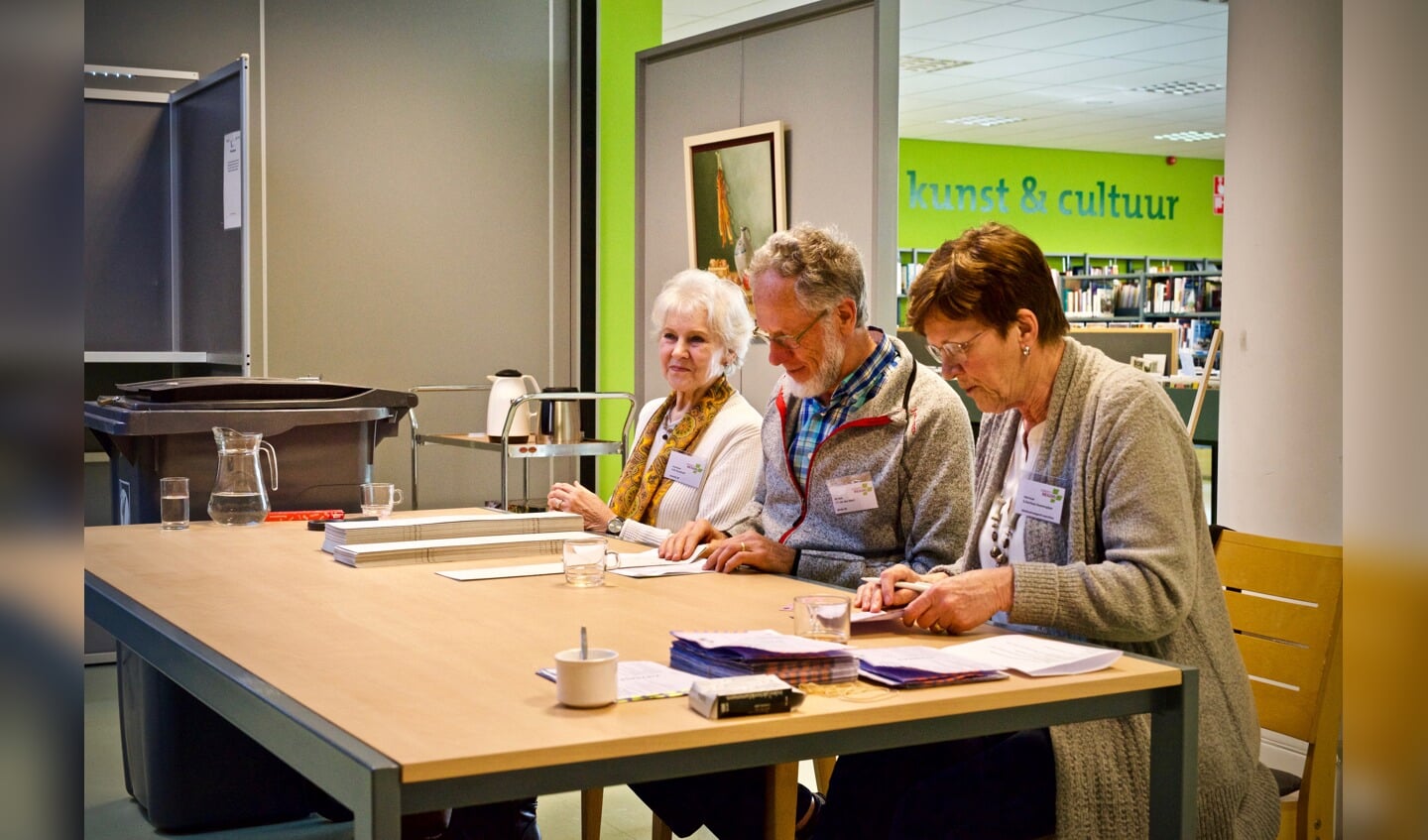 Bibliotheek, vlnr. Mevrouw Brockhoff, de heer Van den Idsert, mevrouw Gerritsen (plaatsvervangend voorzitter stembureau)
Foto: Stip Fotografie