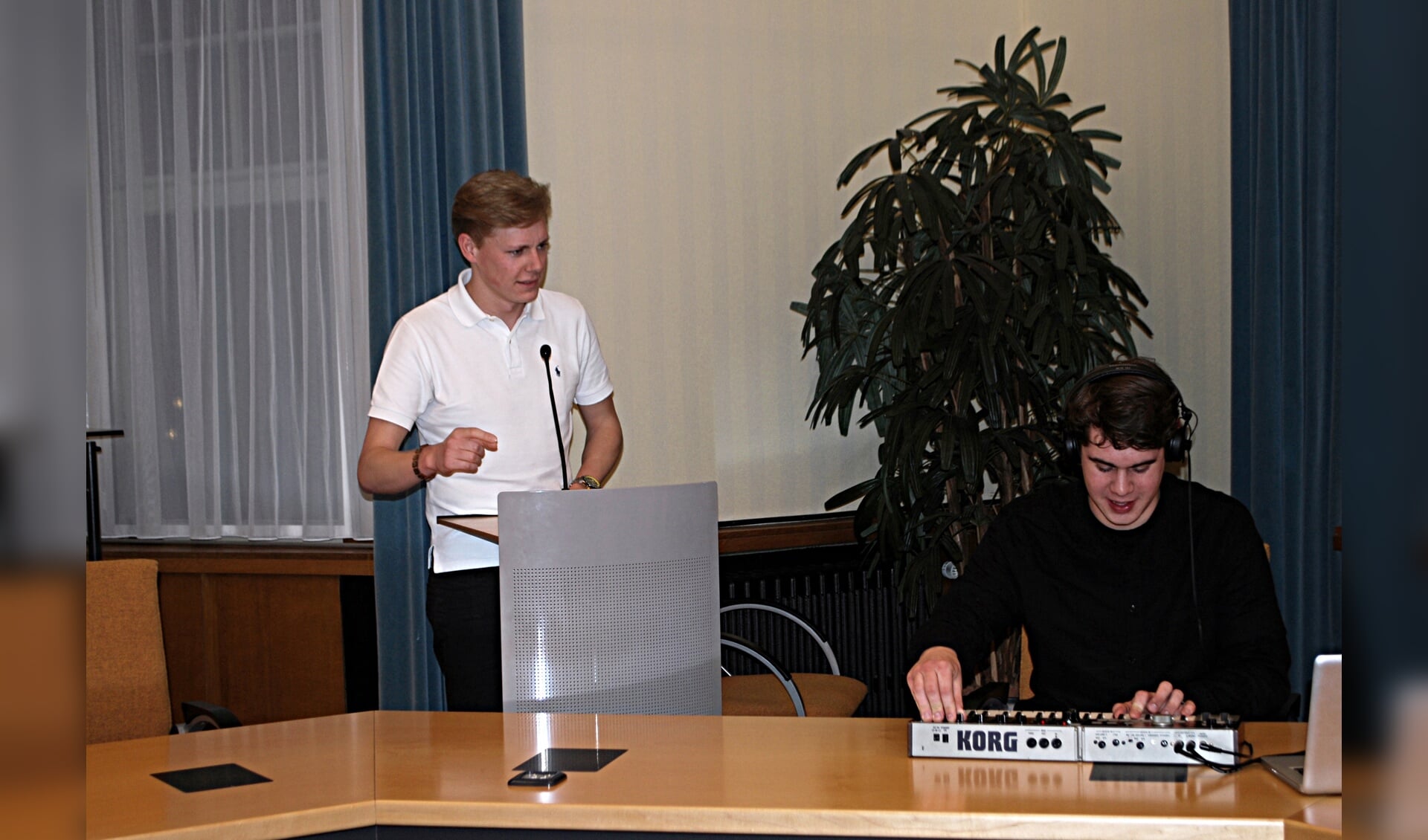 Derek (links) en Jurgen op de foto in de raadszaal van de gemeente Heiloo.