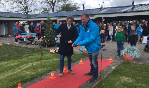 Wethouder Antoine Tromp (L.) en Voorzitter Stichting De Zien Jan Ros openen zwemseizoen 2017