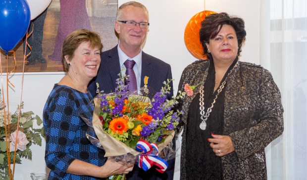 Cor Duinmaijer met links zijn vrouw Annelies en rechts burgemeester Wendy Verkleij 