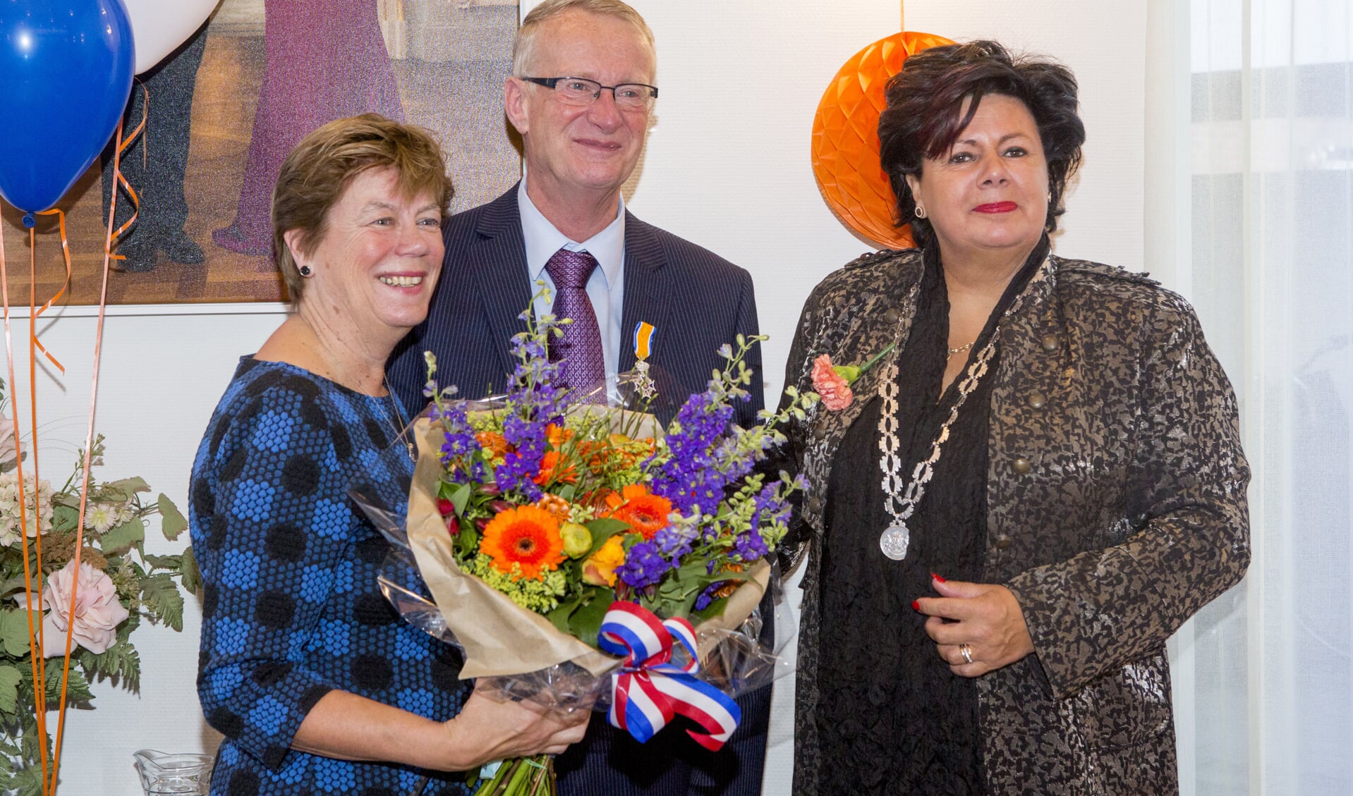 Cor Duinmaijer met links zijn vrouw Annelies en rechts burgemeester Wendy Verkleij