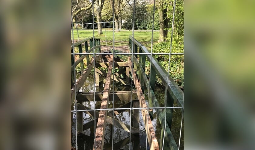 De afgesloten brug bij het Ter Coulster bos.
Foto: Ronald van Stiphout