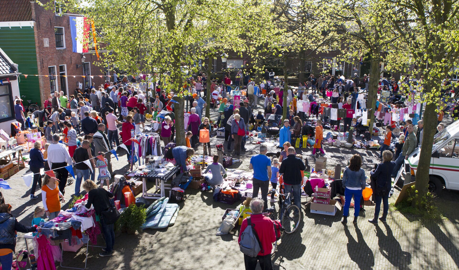 Vrijmarkt rond Regthuysplein (archieffoto Vincent Bloothoofd)