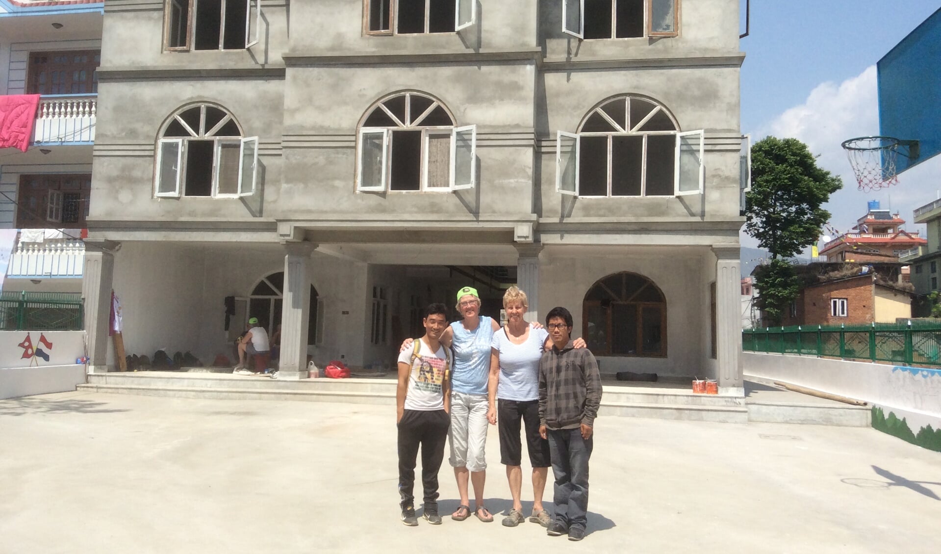 Het nieuwe tehuis in aanbouw met op de voorgrond Gerda Oosting en Lies Vink van de Stichting en Pemba (links) en Pemba (rechts) de Nepalese beheerders van het tehuis.