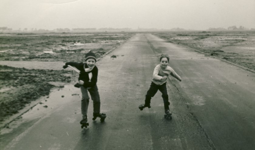 In maart werd deze foto van Marco Bruinsel en René Stet, rolschaatsend over het Braveld, verkozen tot beste foto van de Oosterbuurt/Molendijk-Zuid. De Molendijk werd op dat moment bouwrijp gemaakt.