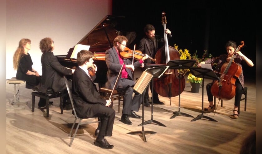 V.l.n.r.: Iris de Leur (pianist). Hannes Minnaar, violist Mathieu van Bellen, altist Emlyn Stam, bassist Samuel Sanchez en celliste Ella van Poucke tijdens de uitvoering van het Forellenkwintet van Franz Schubert in theaterzaal Koningsduyn in Cultureel Centrum Geesterhage in Castricum.