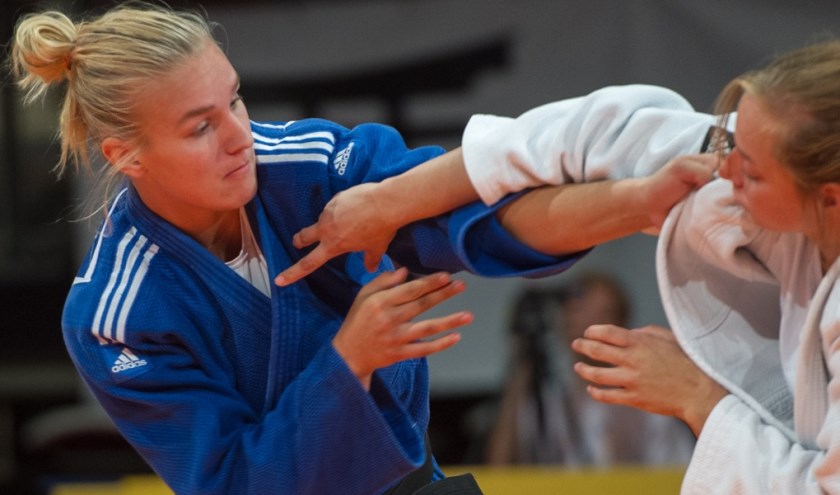 Links Karen Stevenson in actie tijdens het NK in Almere in 2016.