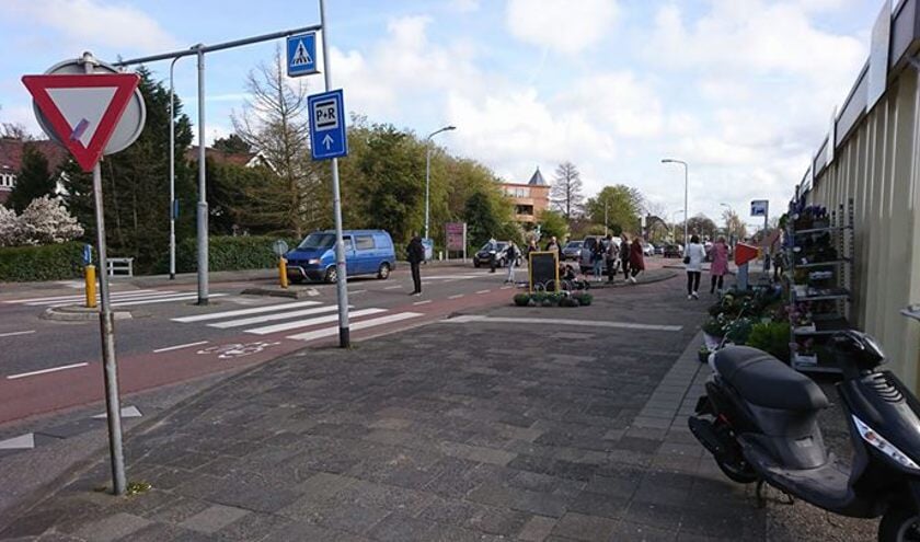 "Even een pluim voor deze jongens die onwijs netjes het verkeer aan het regelen waren terwijl er een ongeluk gebeurd was met een fietser."