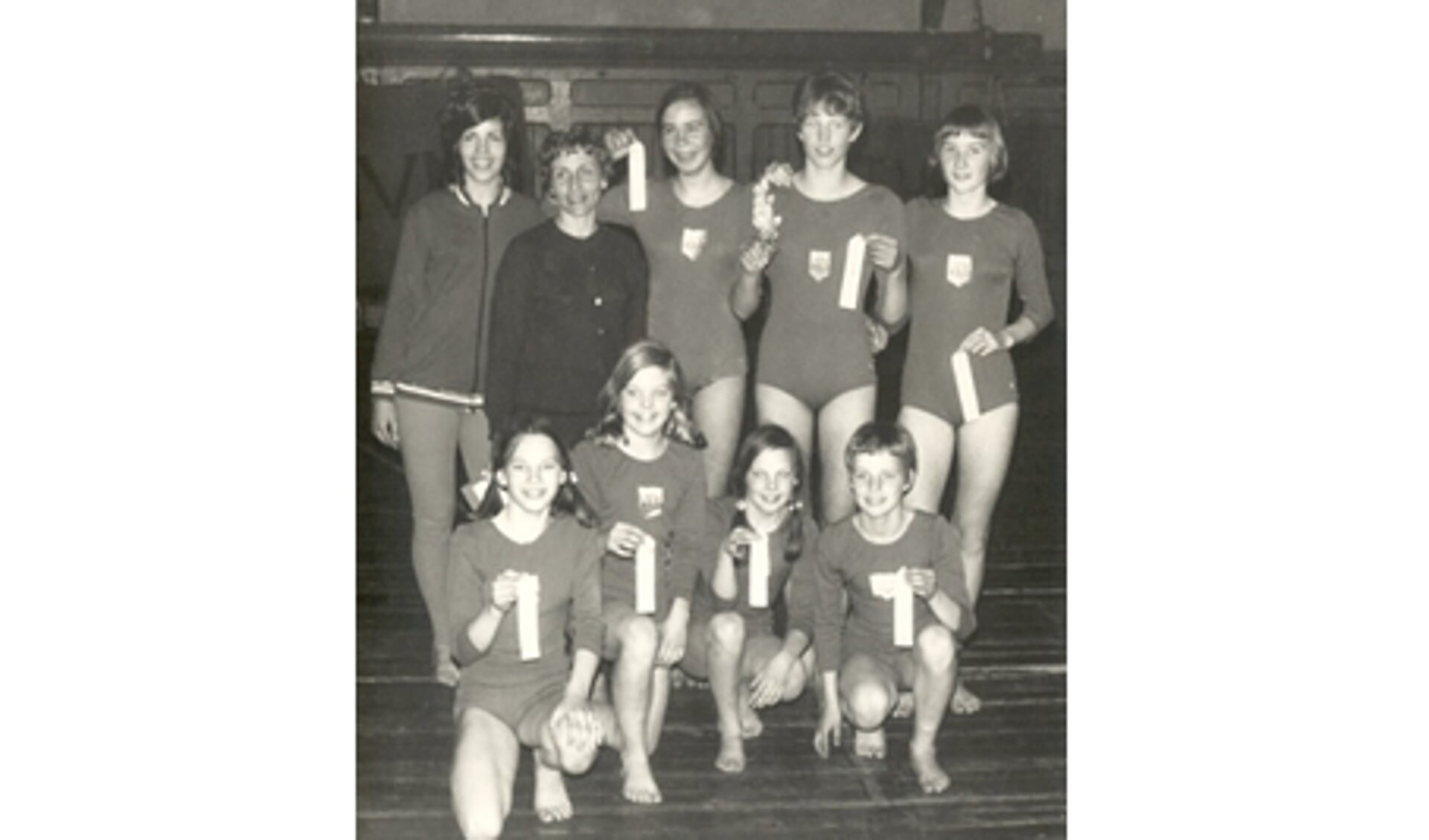 De damesploeg van gymnastiekvereniging VIOS in 1967. Op de foto de winnaressen van het Noord-Hollands kampioenschap. 