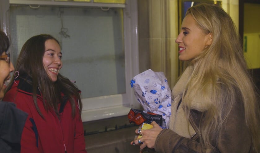 Iris heeft in Londen een meet-and-greet met haar musicalidool Celinde Schoenmaker