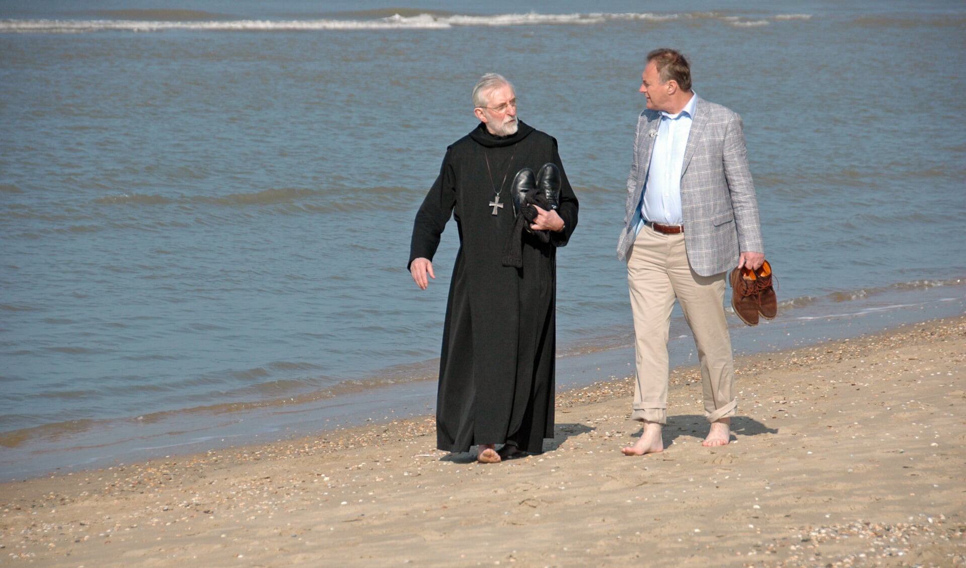 Leo en abt Mathijsen aan het strand