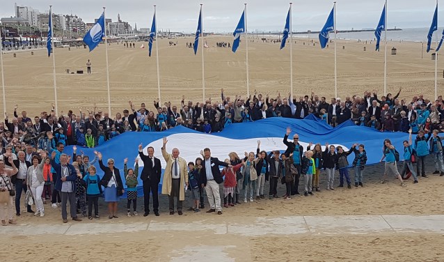 Menno en Caroline Klein tijdens de uitreiking van de Blauwe Vlag en Groene Wimpel in Scheveningen
