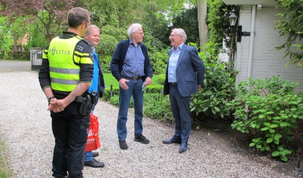 De deelnemers aan de schouw (o.a. Burgemeester Romeyn) in gesprek met een buurtbewoner. Bron: www.buurtpreventieheiloo.nl