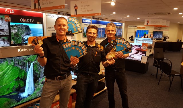 De mannen van Expert Castricum met de cadeaukaarten
