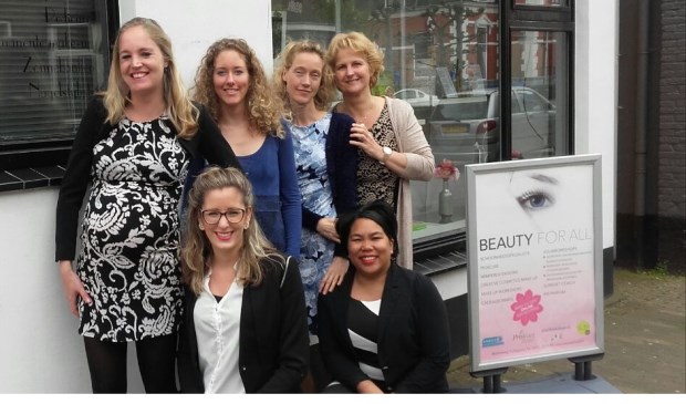 Achteraan vlnr: Marcha van Dalen, Melissa Buijs, Jolanda Molenaar, Nel Baltus; voor: Michelle Meijer, Madelon Plugboer