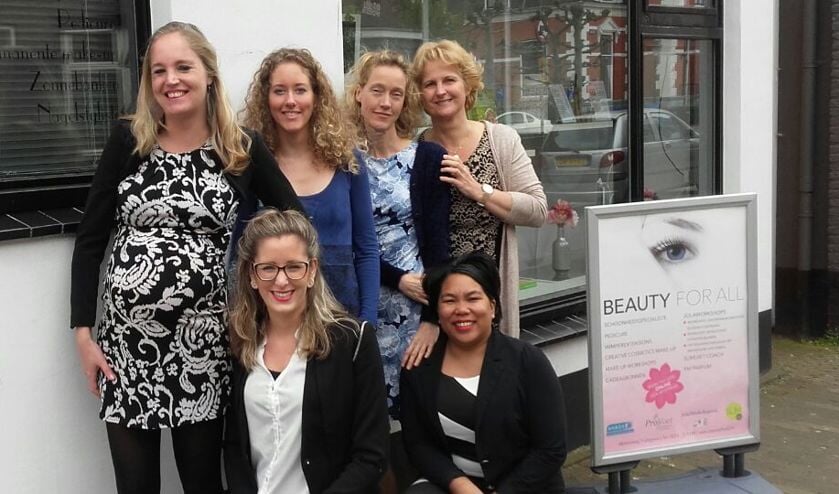 Achteraan vlnr: Marcha van Dalen, Melissa Buijs, Jolanda Molenaar, Nel Baltus; voor: Michelle Meijer, Madelon Plugboer