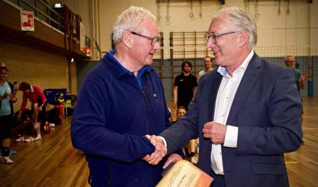 Onderscheiden Peter Busink samen met burgemeester Hans Romeyn