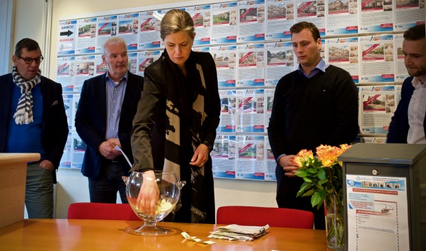 vlnr. Pieter van der Borden, Jan Kaandorp, notaris Van der Ploeg van notariskantoor Van Leersum & Van der Ploeg, JanJaap van der Borden, Wesley van Oosten