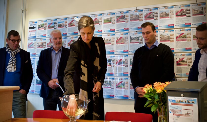 vlnr. Pieter van der Borden, Jan Kaandorp, notaris Van der Ploeg van notariskantoor Van Leersum & Van der Ploeg, JanJaap van der Borden, Wesley van Oosten