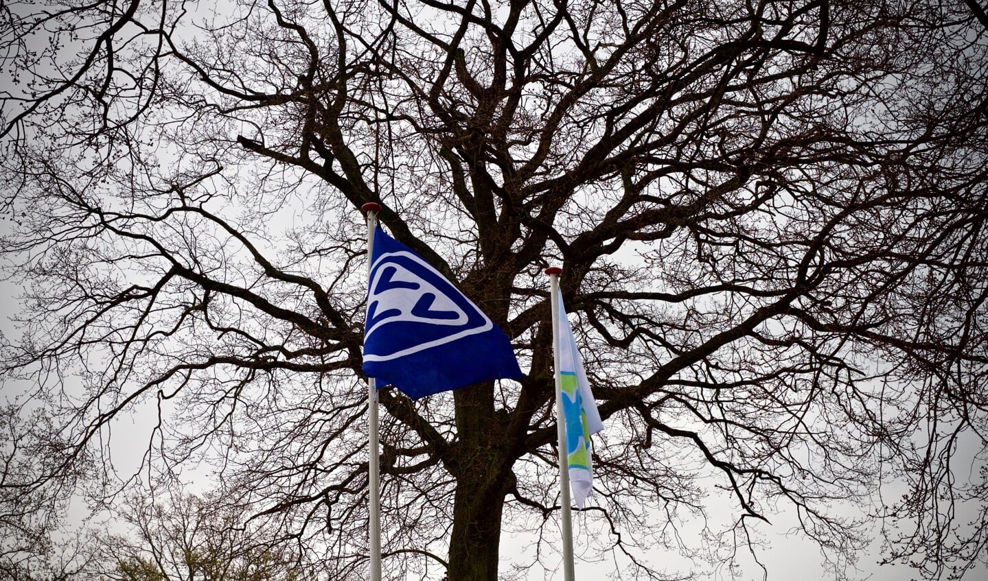 De VVV-vlag in top naast de vlag van Stichting de Buitenkans