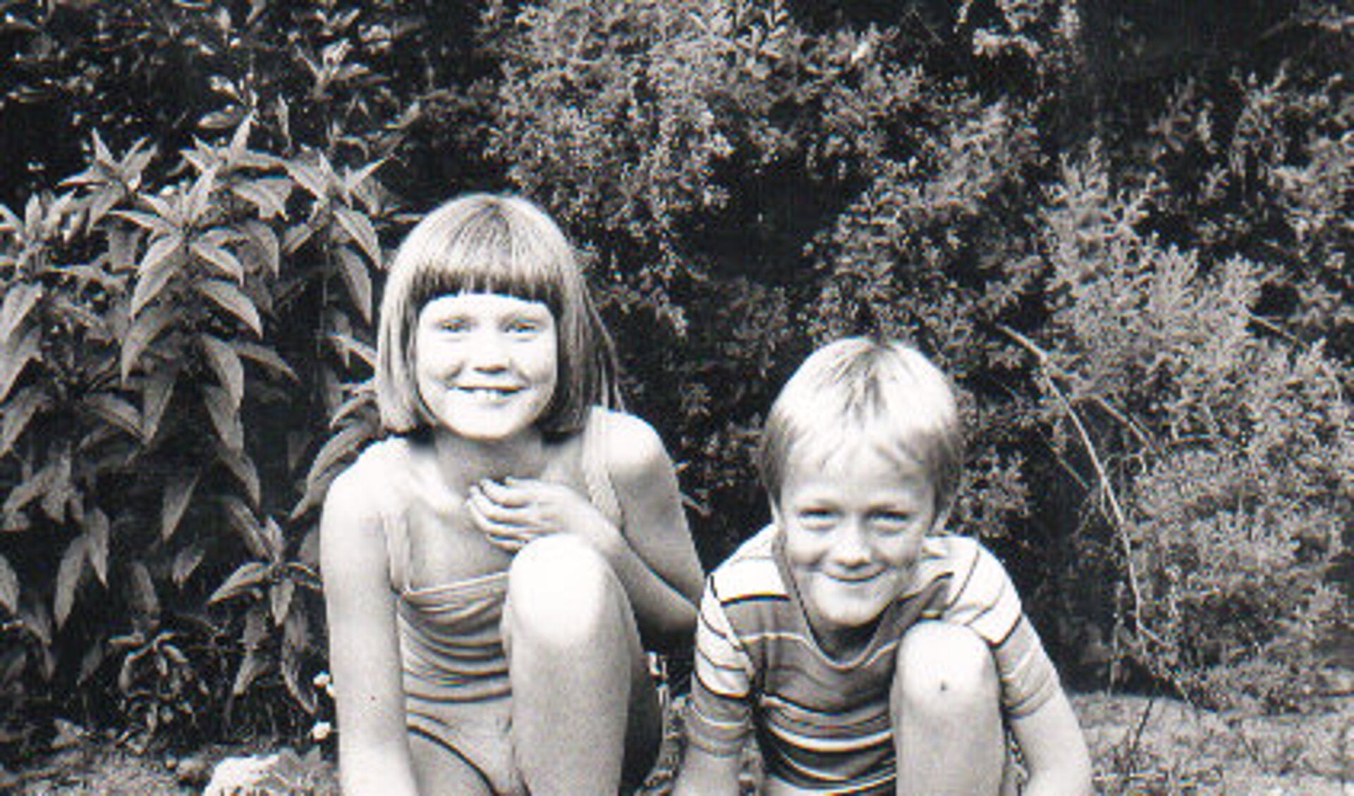 Marjon Molenaar (links) en haar broertje Arno 