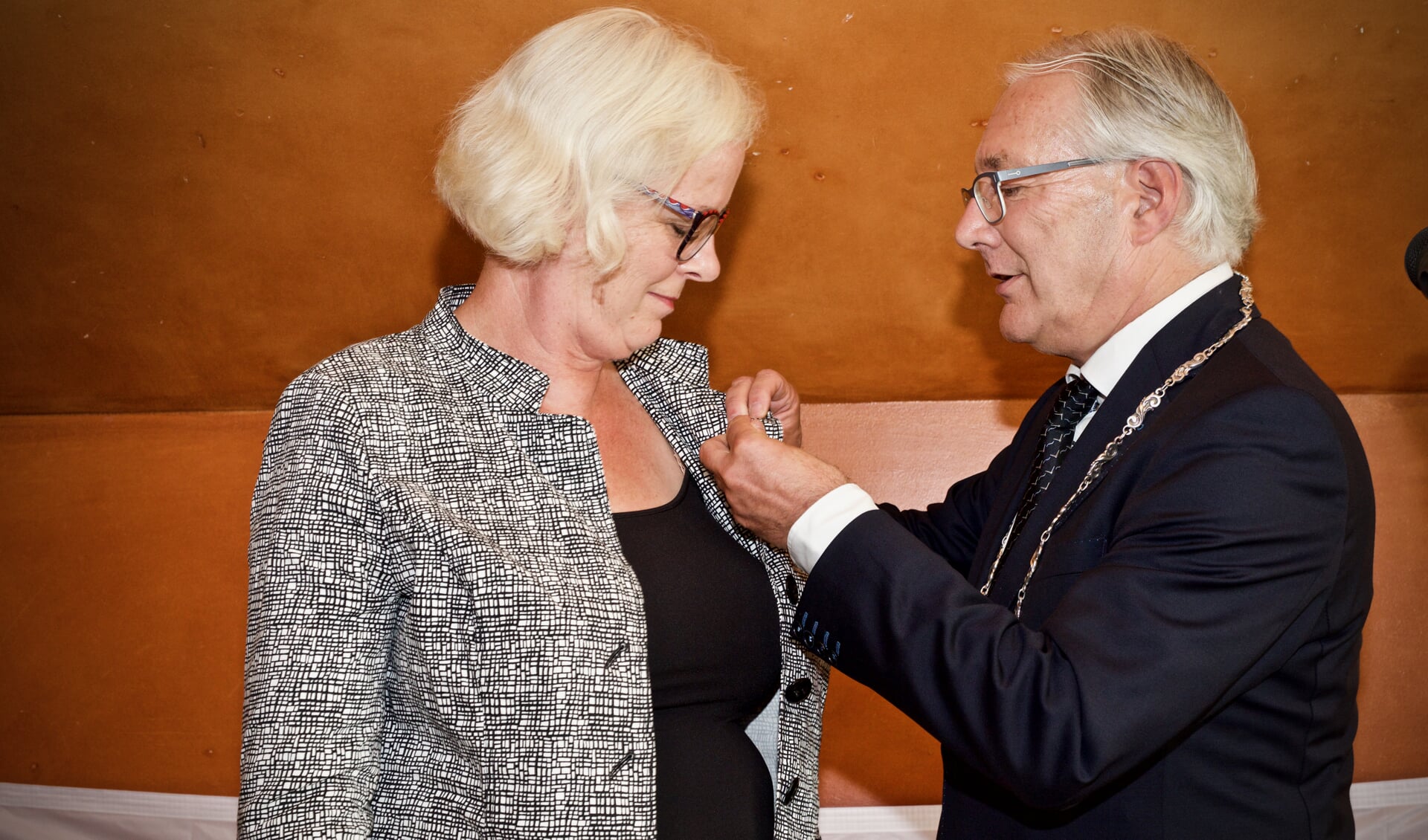 Wethouder Elly Beens krijgt postuum het draaginsigne Nobelprijs VN-militairen opgespeld