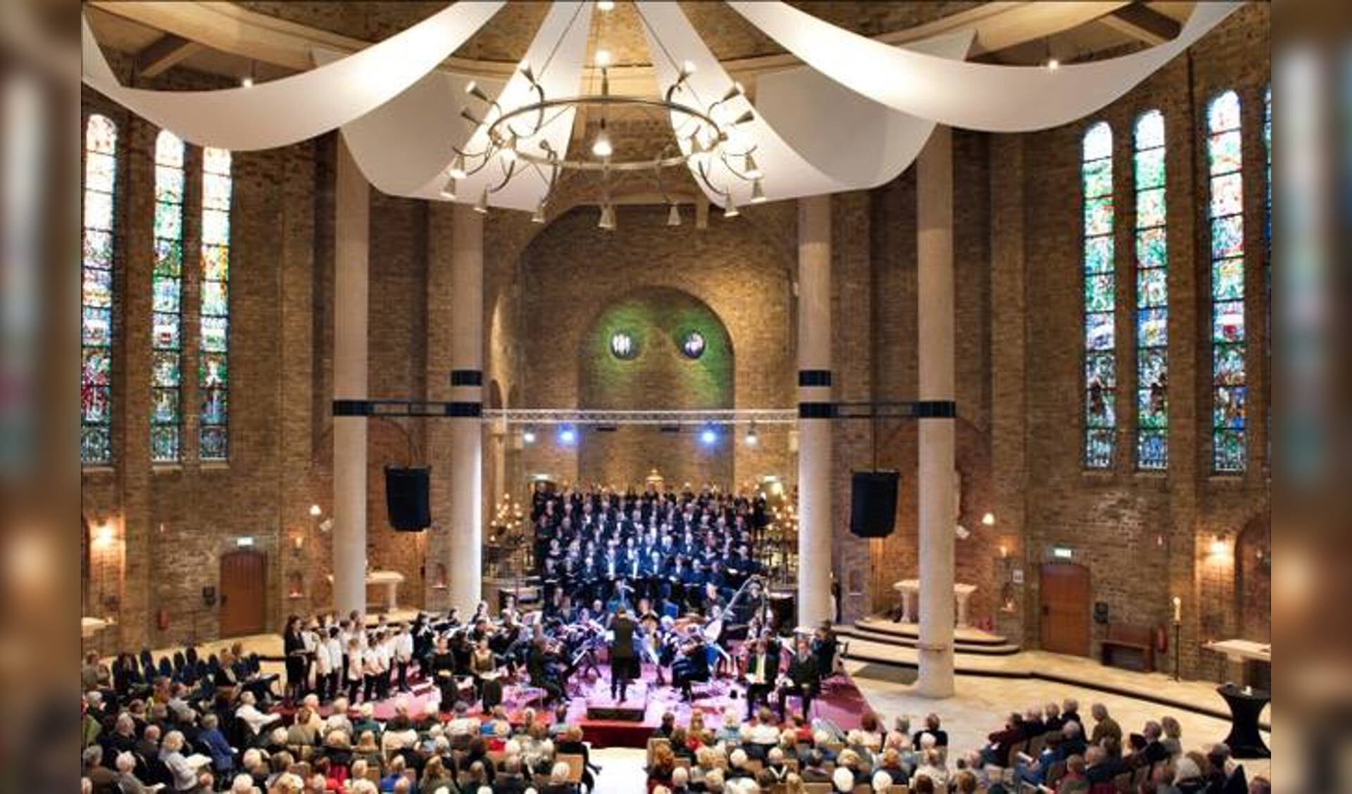Het Oratoriumkoor in Heiloo voert hier de Matthäus Passion van J.S. Bach op in de Cultuurkoepel. Foto: Annemarie Edam