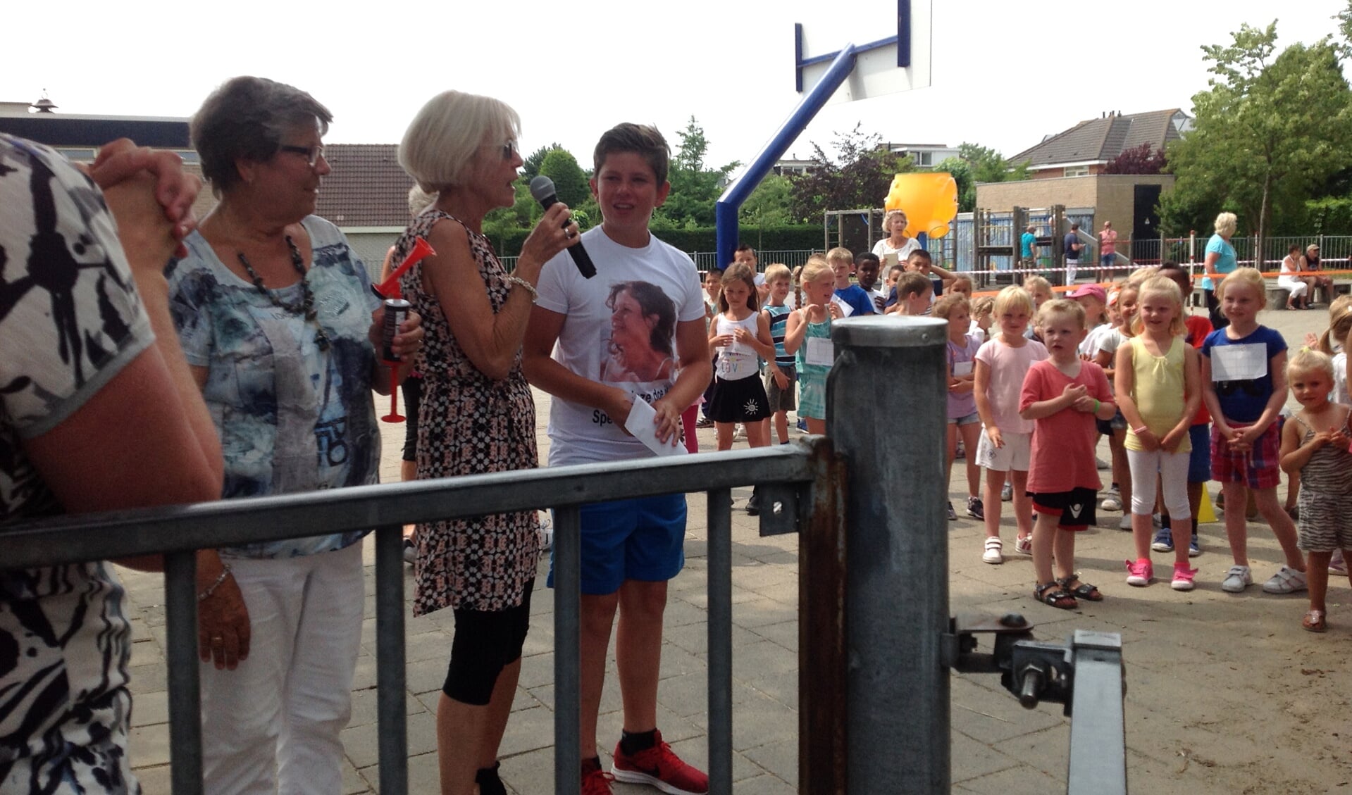 Lyda Koerten KWF, directeur Vrijburg Anneke van overmeeren en leerling Tom van Gennep tijdens sponsorloop