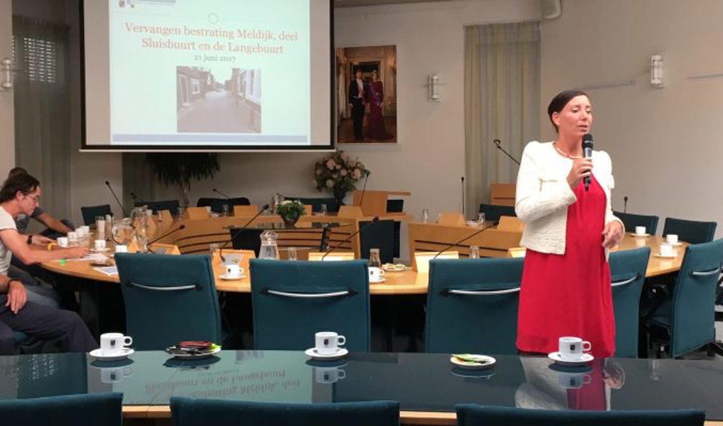 Wethouder de Vink-Hartog heet de belangstellenden welkom