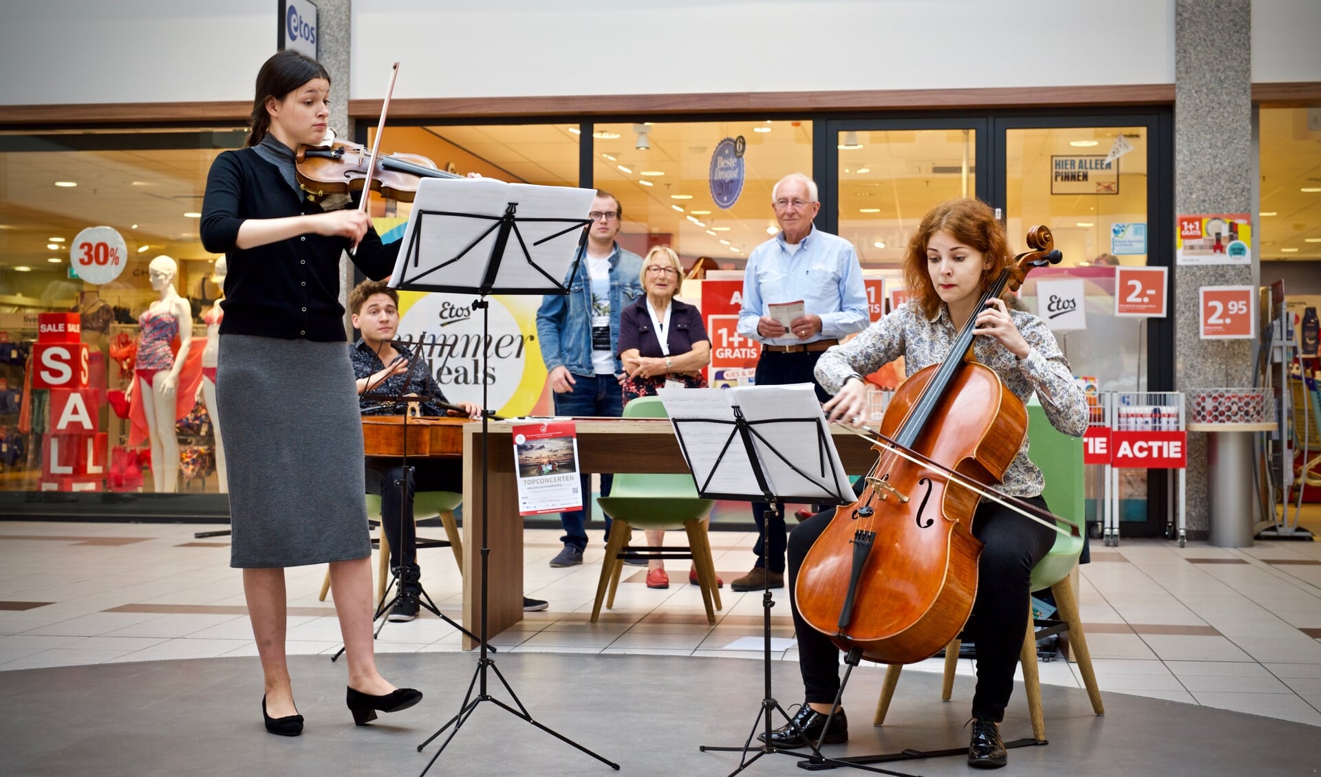 Pop-upp concert in winkelcentrum 't Loo. Vlnr. Polina Krasovskaya (viool) en Daria Zedmskaya (cello)