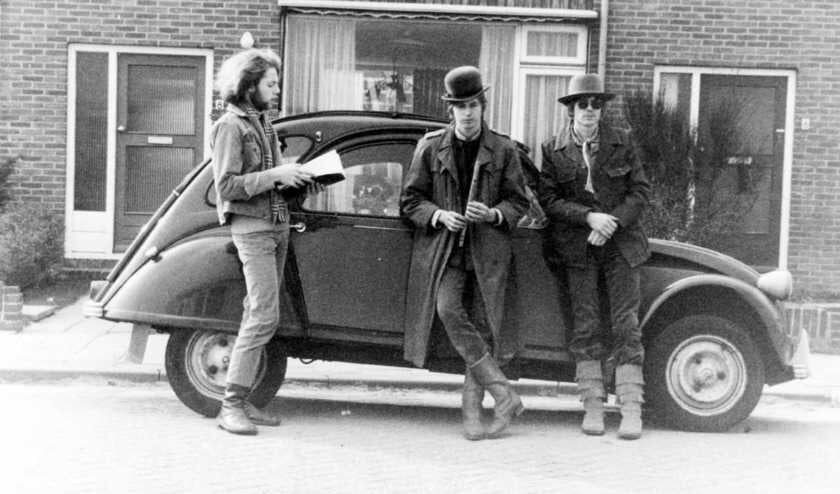 Dit is de winnende foto van het vorige buurtproject. Op deze foto, genomen in de Offenbachstraat, staan v.l.n.r.: Harm Noordhoorn, Chris Wierenga en Fred van Houten