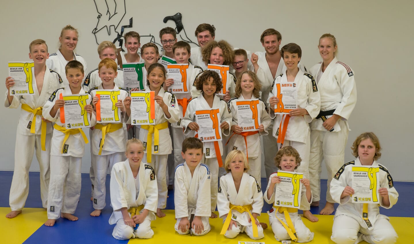 De trotse judoka's van Dojo 't Loo met hun nieuwe judobanden en diploma's