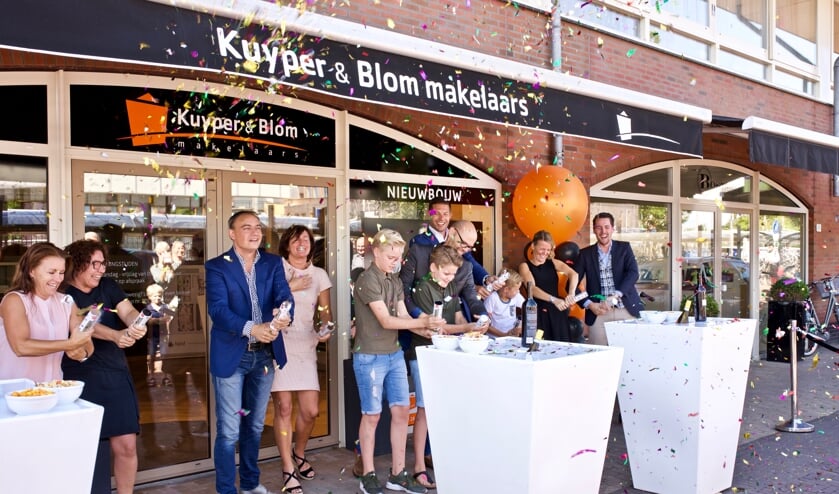 De vestiging wordt feestelijk geopend. Vlnr. Sabrina Van Roemburg, Simone en Ramon van Beko Interieurs, Marielle Mul, Ronald Blom, Bas Kuyper, Moniek van Leeuwen, Jeffrey van der Wagen. Op de voorgrond de kinderen van Bas en Ronald.