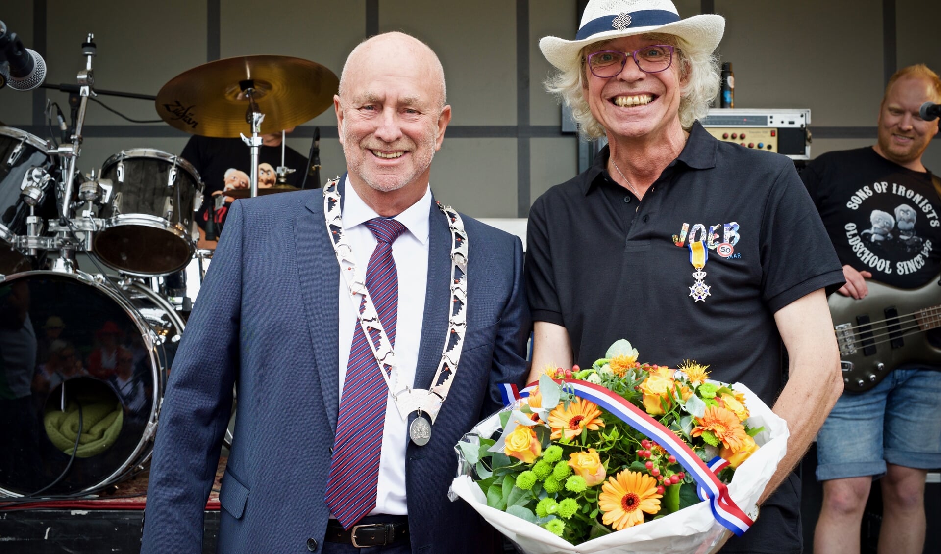 Locoburgemeester Jan Mesu en een overgelukkige Fred Valkering