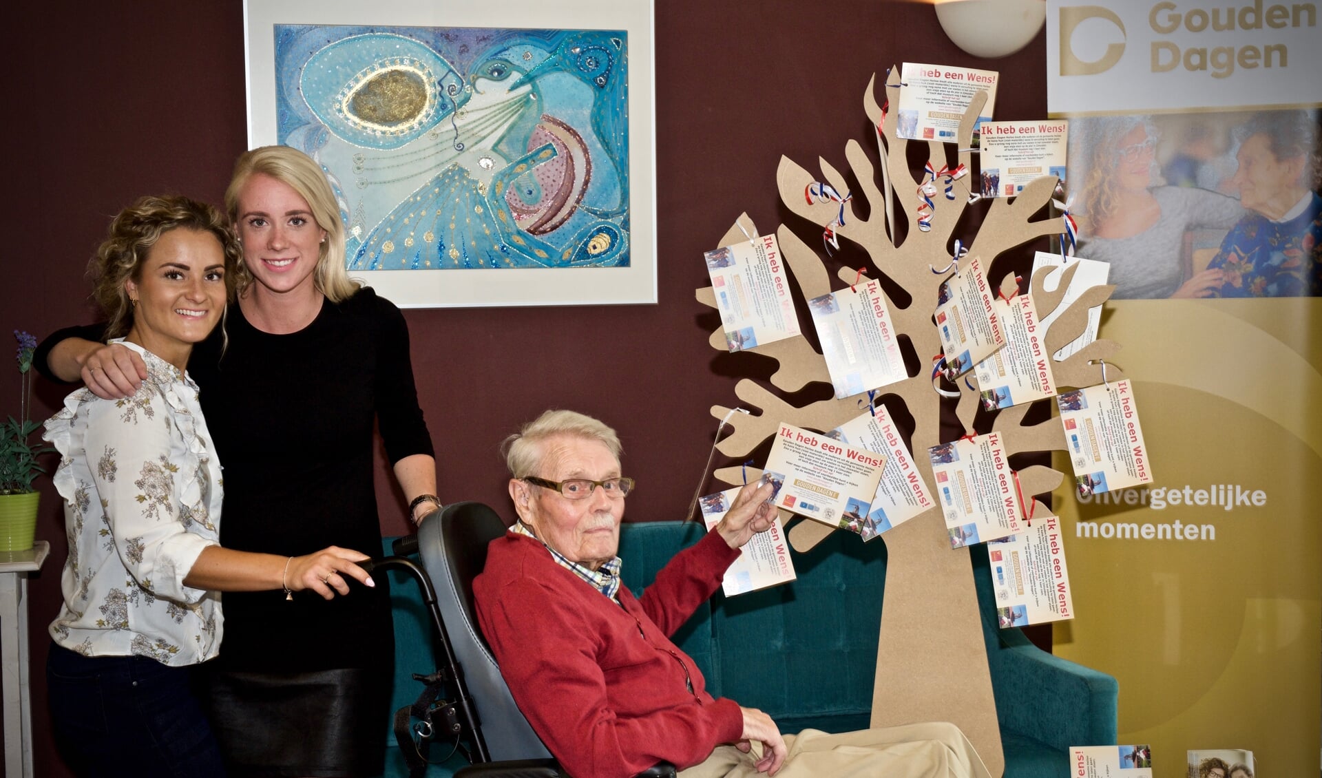 Stephanie en Jette met één van de bewoners van De Loet bij de wensboom, de 96-jarige heer Bram Jansen.