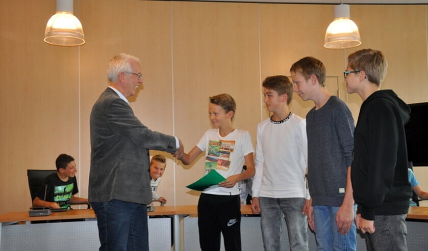 Overhandiging van de opdracht door wethouder Kees Rood