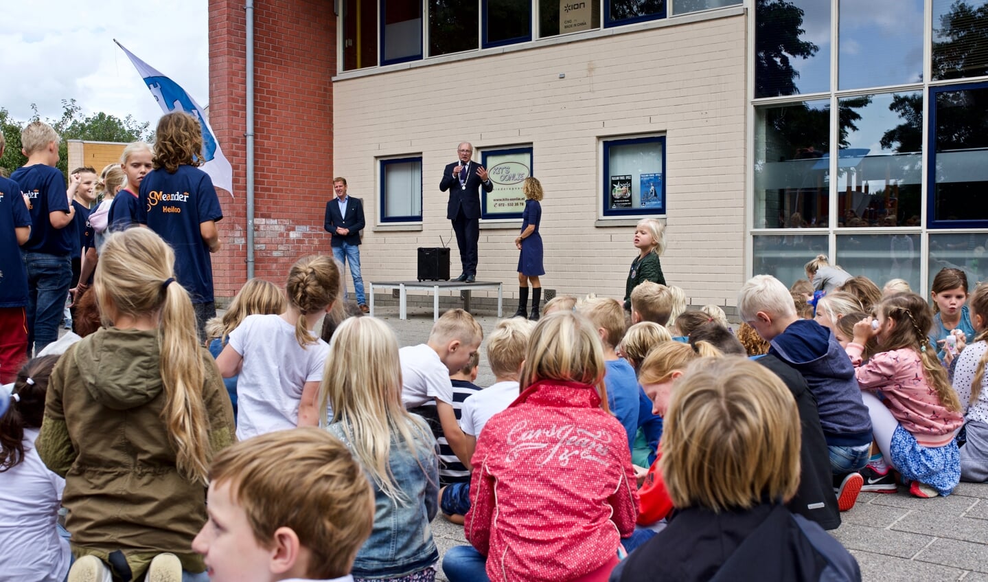 Burgemeester Hans Romeyn feliciteert beide scholen met het 25-jarig bestaan