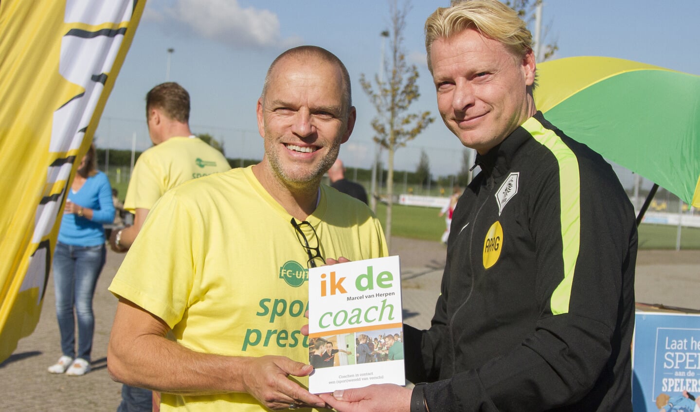 Marcel van Herpen schenkt KNVB scheids Kevin Blom zijn boek 'Ik de coach'