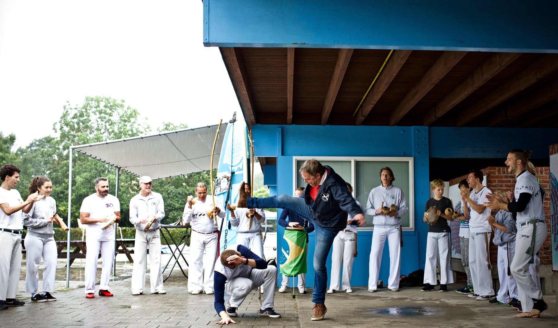 Wethouder Rob Opdam verricht de opening door samen met Batuque Capoeira Holland een demonstratie te geven