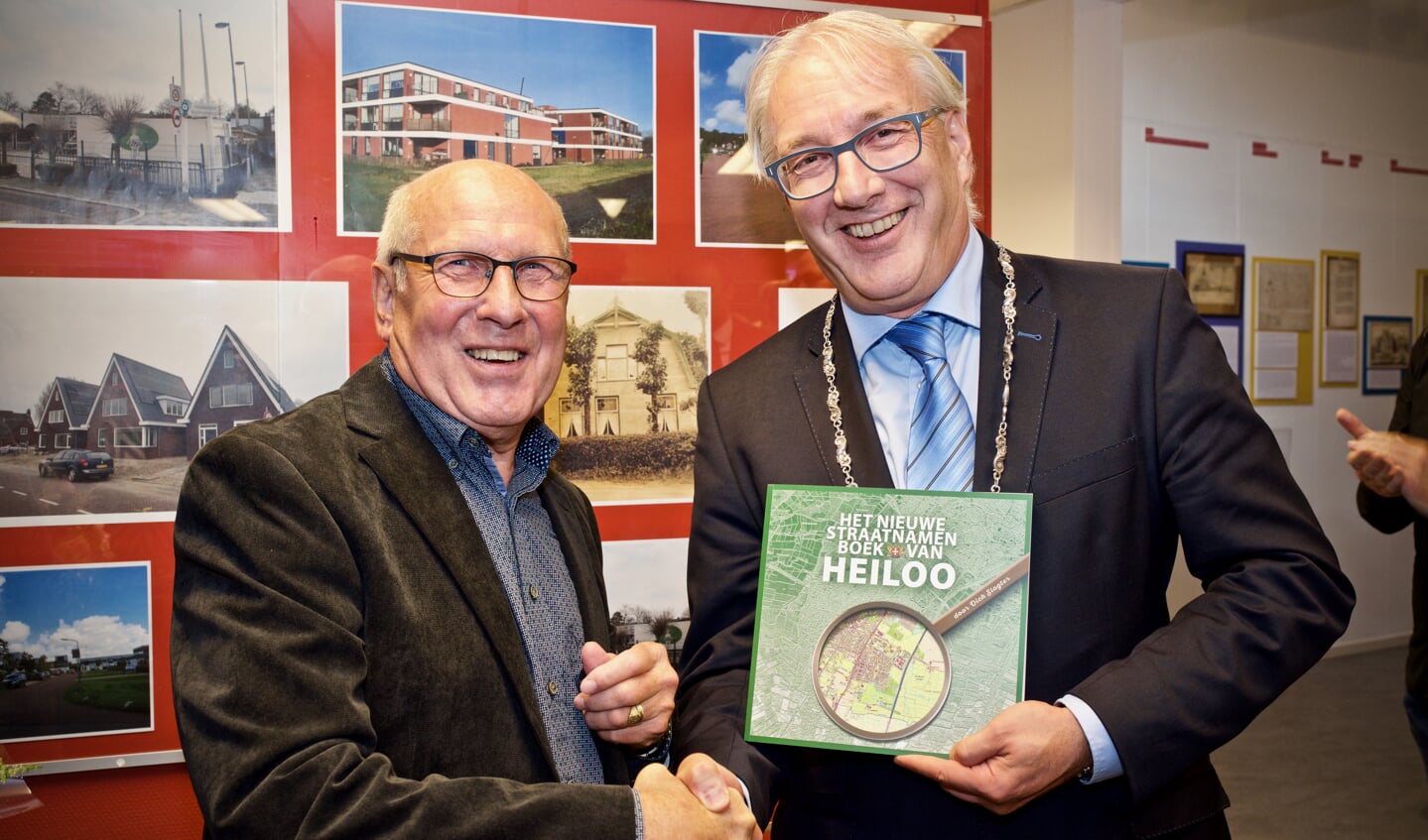 Burgemeester Hans Romeyn ontvangt het eerste boek van Dick Slagter