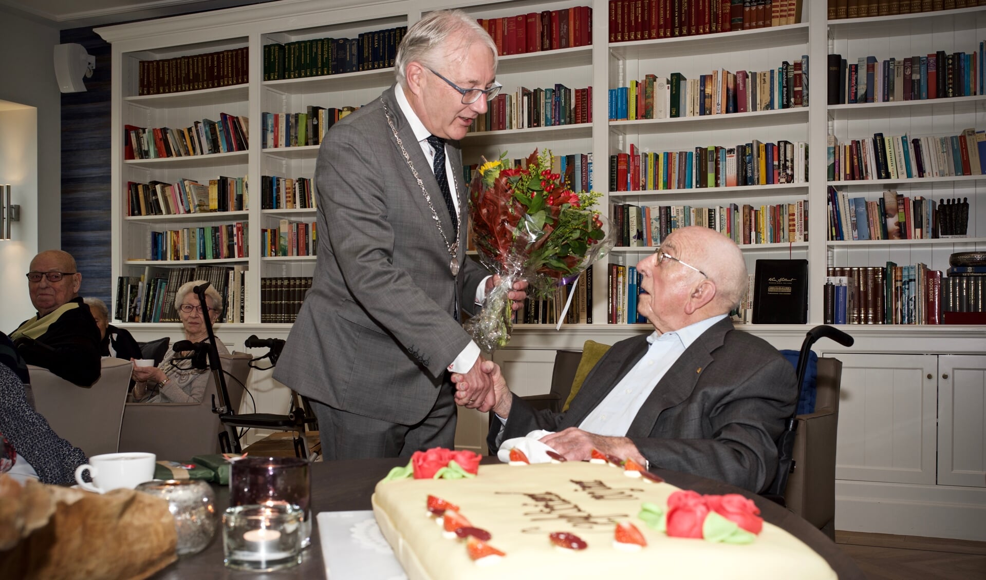 Burgemeester Hans Romeyn feliciteer de honderdjarige Jaap van Werkhoven