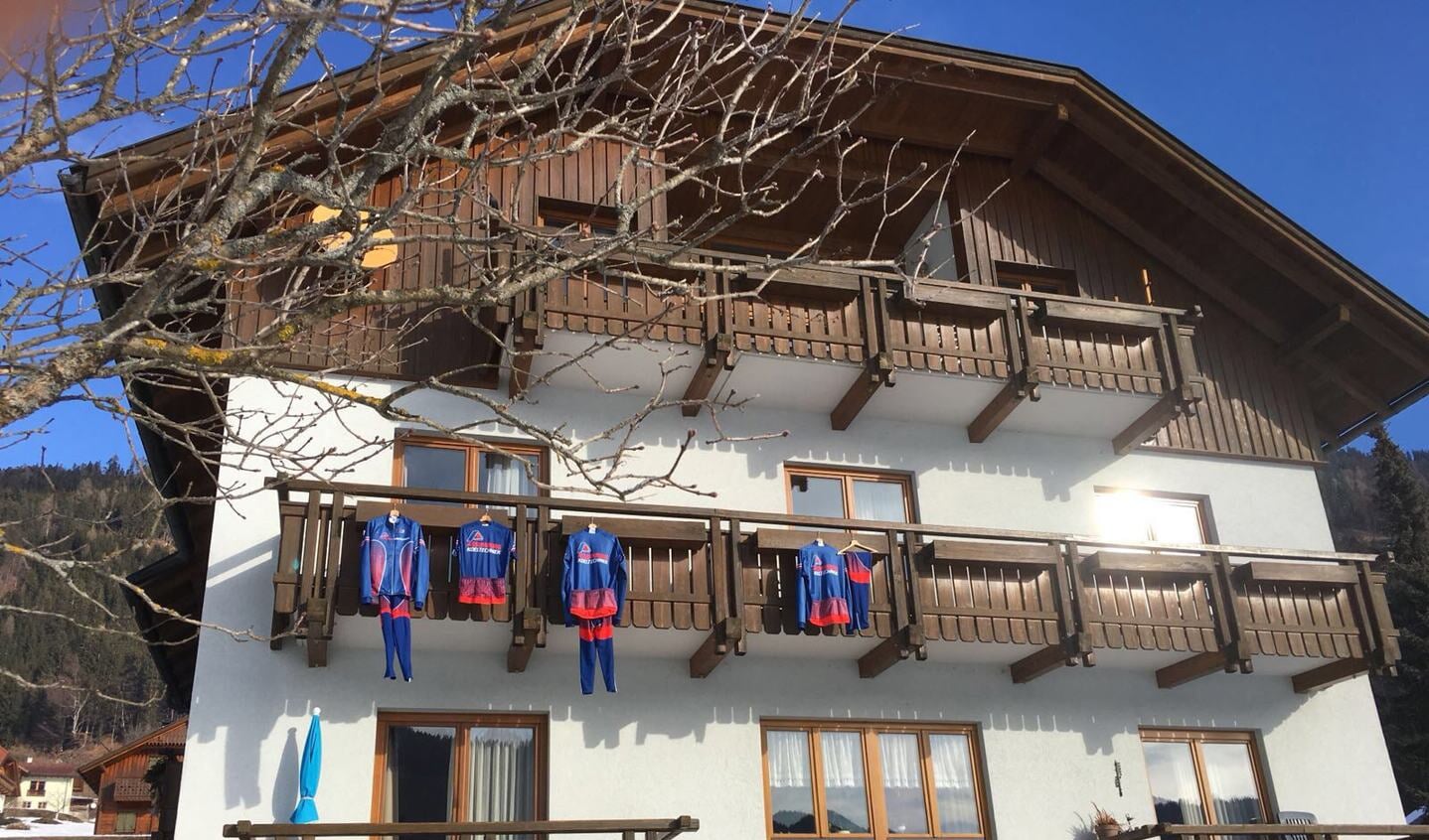 De schaatspakken hangen te luchten aan het Oostenrijkse chalet