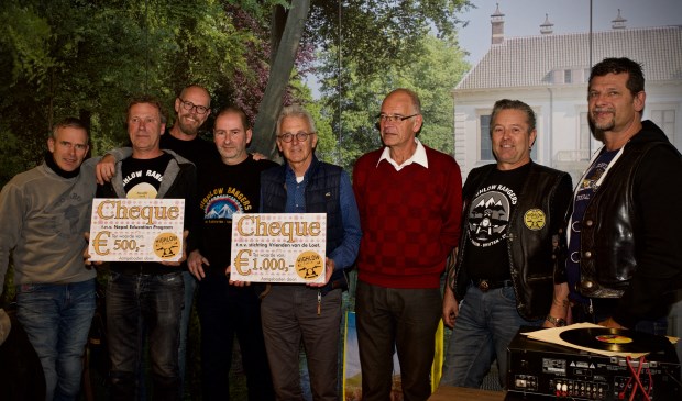 Uitreiking cheque aan de Stichting Vrienden van de Loet.
Vlnr: Henk Kaandorp, Barre Dekker, Marcel de Winter, Alex van der Horst, Henk van der Werf, Jan Bras, Ruud Bruin, Mike van Wieringen.