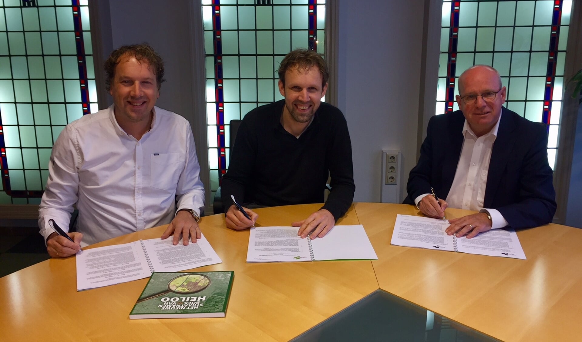 De gebroeders Bijeman van Bedrijfsunits Boekelermeer en wethouder Fred Dellemijn (rechts) zetten hun handtekening onder de overeenkomst.