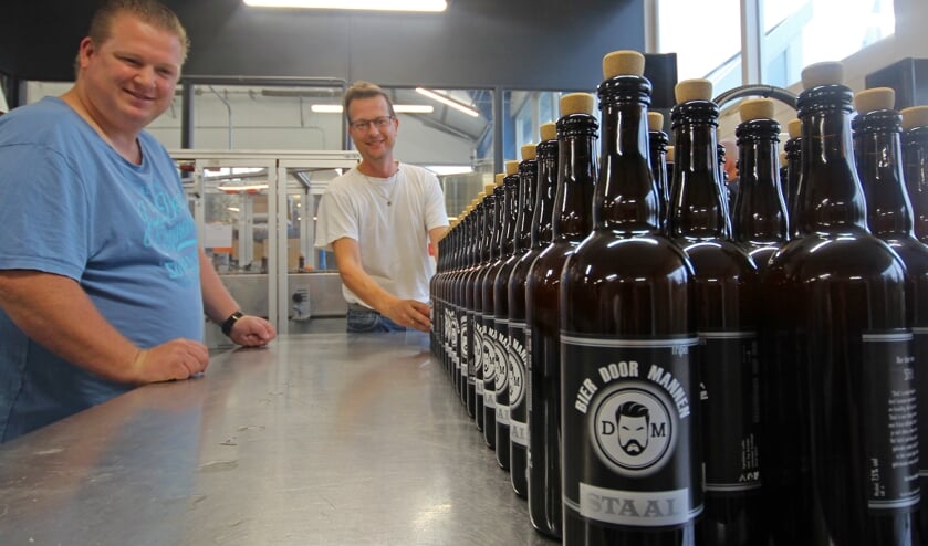 Stefan van Bier door Mannen links met op de achtergrond Kees Schouten van de DNHBB.