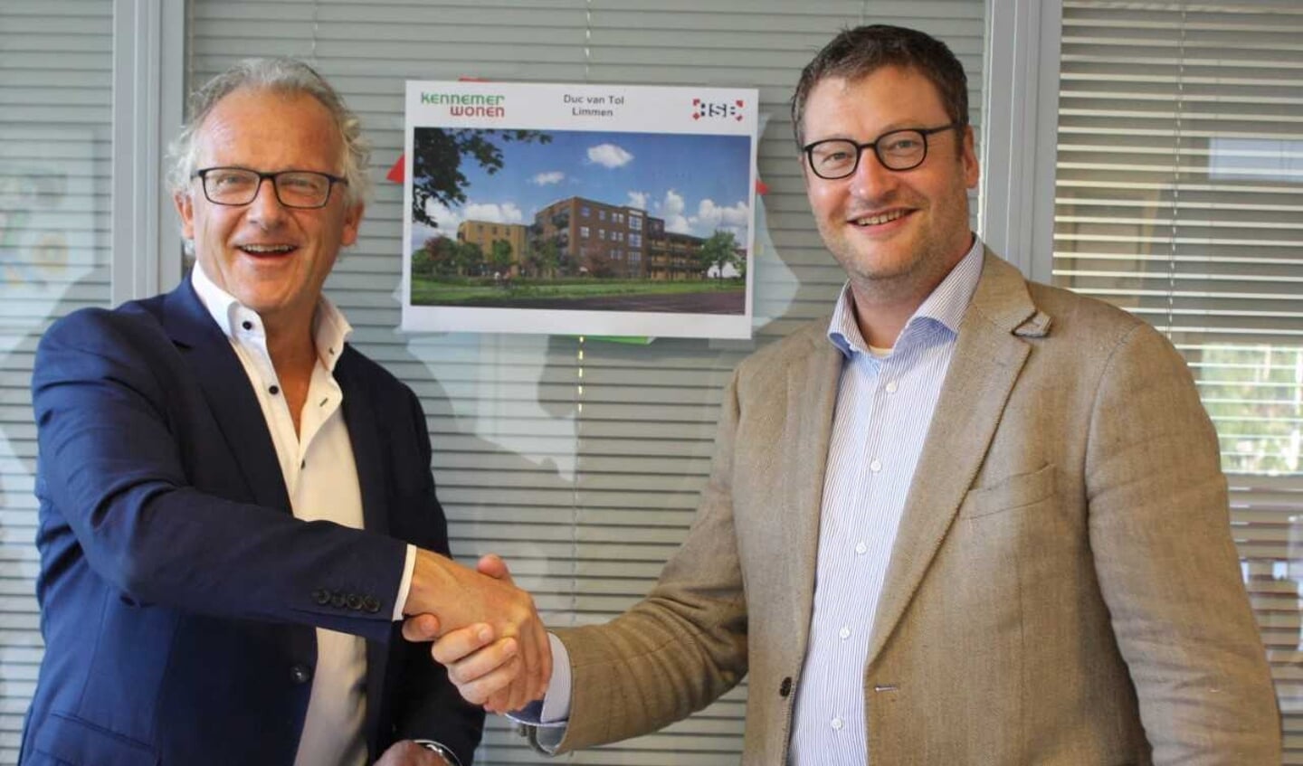 Dick Tromp (directeur-bestuurder Kennemer Wonen) en Camiel Honselaar (directeur HSB Bouw) ondertekenden de turnkey-overeenkomst voor Duc van Tol