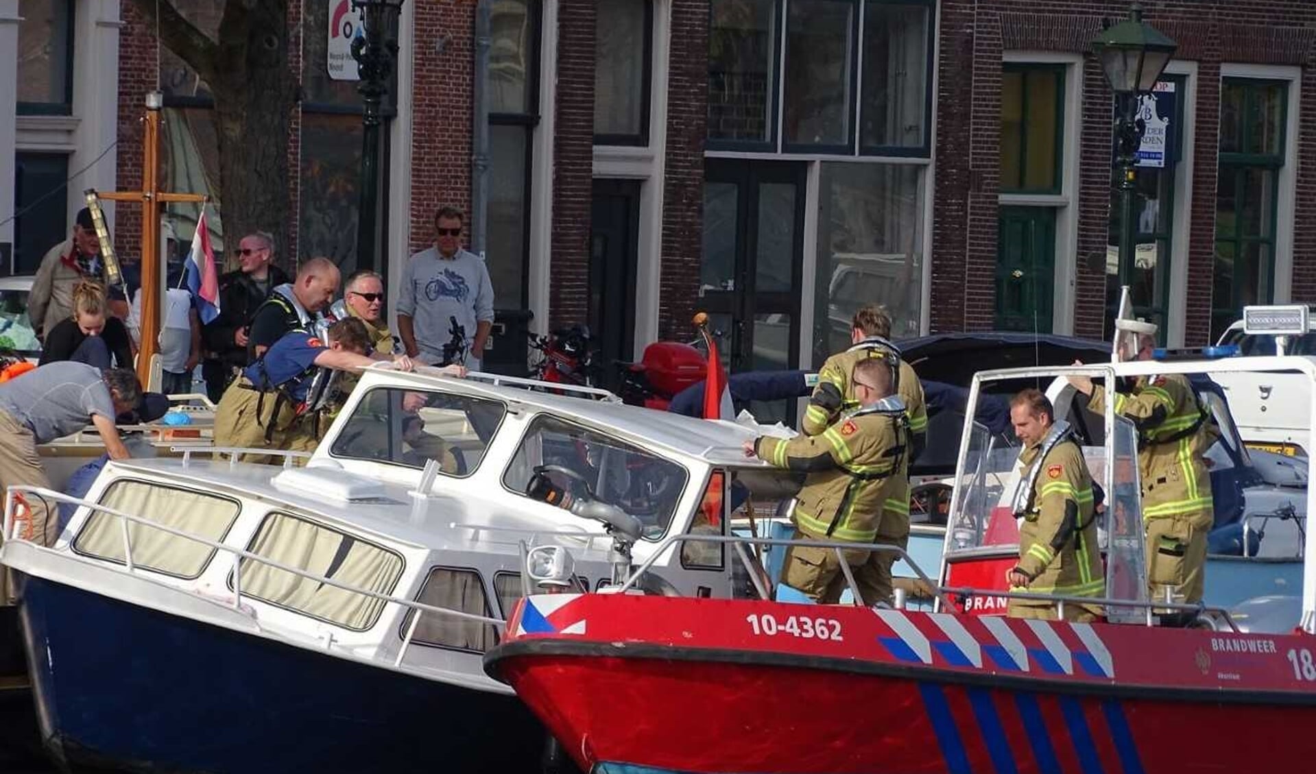 De brandweer Akersloot hielp met hun brandweerboot aan de Bierkade in Alkmaar