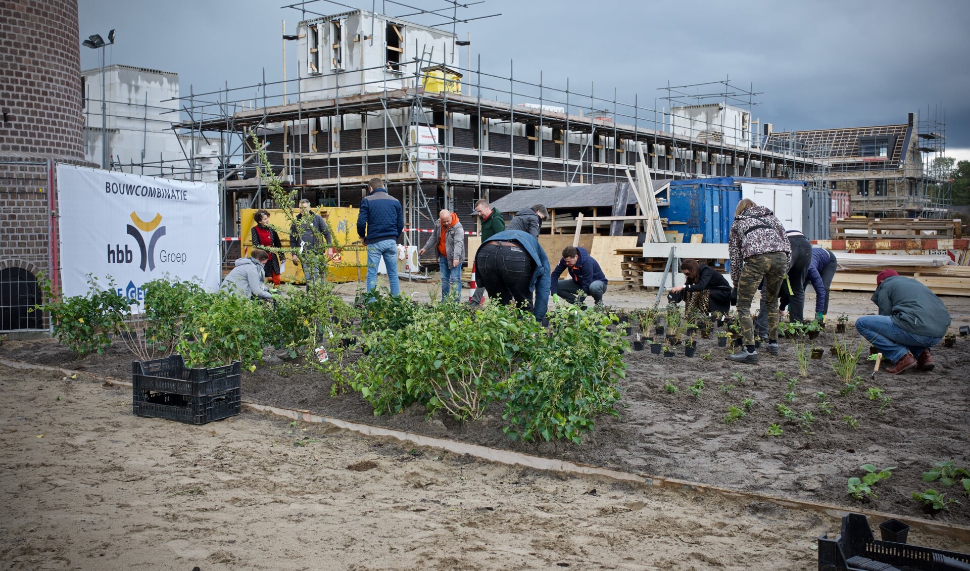 Vereniging Groei en Bloei, medewerkers van de gemeente Heiloo en toekomstige bewoners planten de BioBorder aan rondom de schoorsteen.